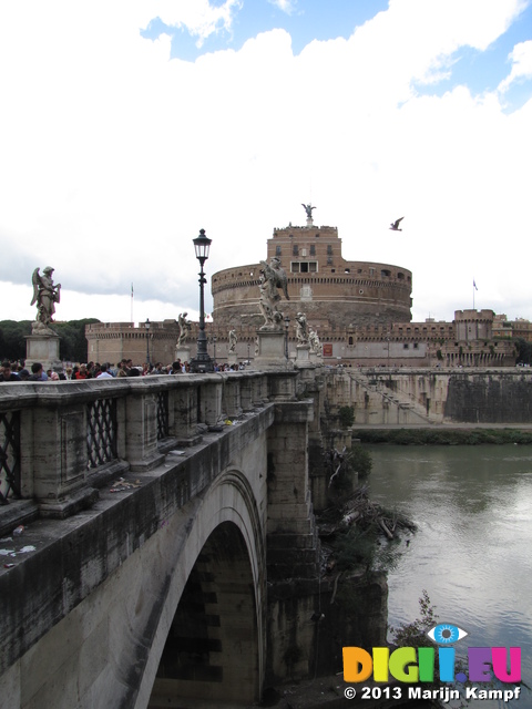 SX31075 Bridge and castle Sant' Angelo